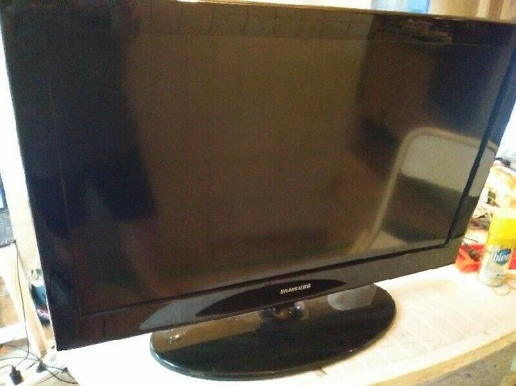 TV LCD de 32 pulgadas en perfecto estado y en