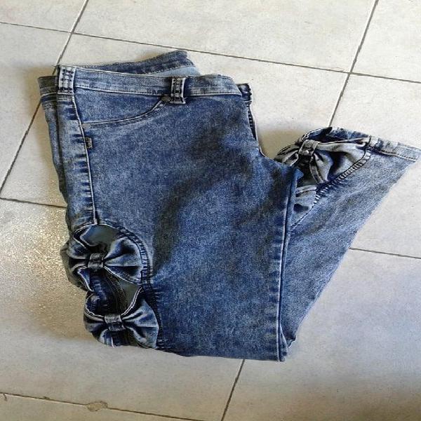 VENDO JEANS “SANDIA”, CON DETALLE DE MOÑOS, MUY