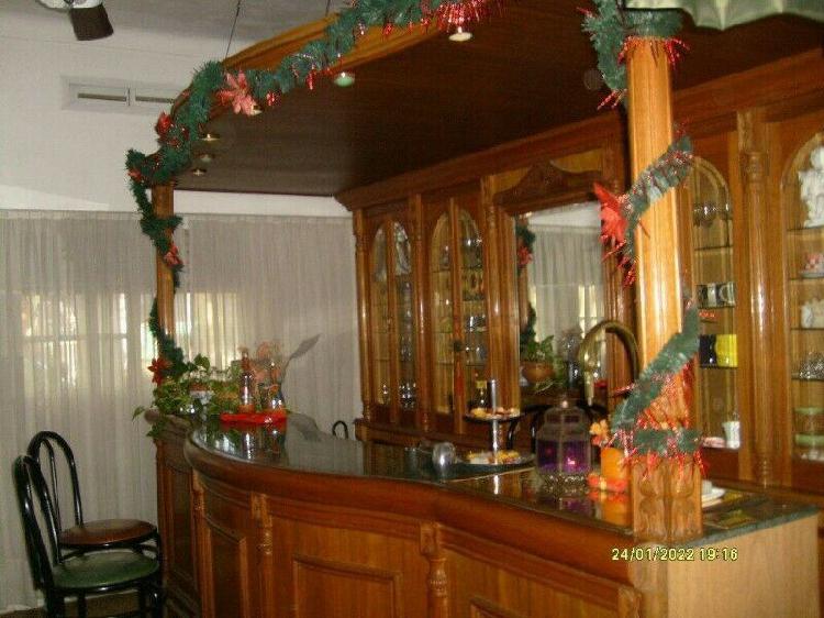 Barra Bar con estantes y Mesada de granito verde ubatuba