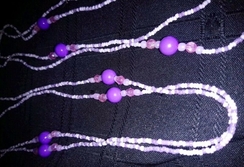 Dos collares fantasía violeta usados
