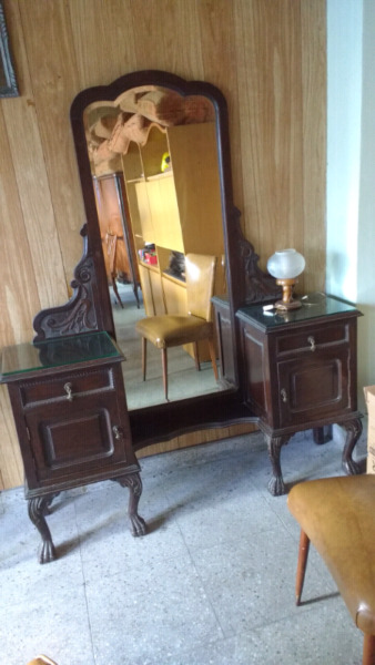Antiguo tocador de Roble macizo con espejo biselado