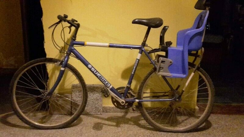 Bicicleta con silla infantil