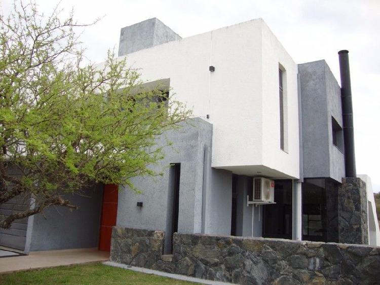 HERMOSA CASA CON PILETA, Wi-Fi, Aire Acond. EN BARRIO