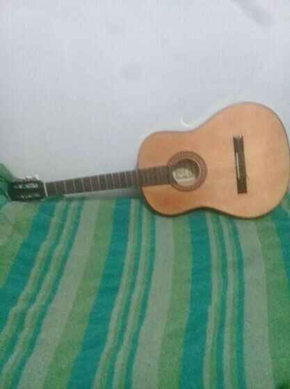 Guitarra Criolla Marca Gracia modelo M2 con "Capotraste" o
