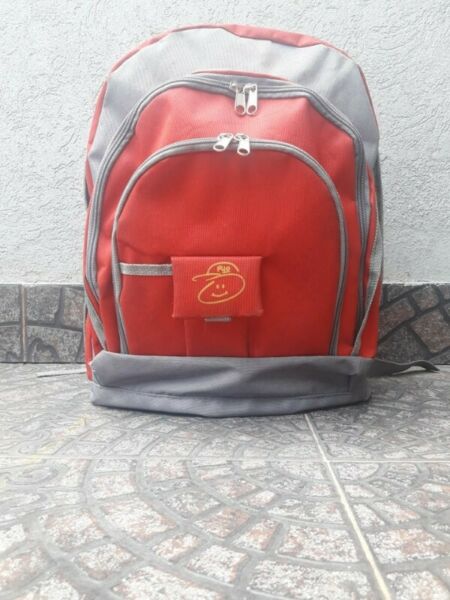 1 Mochila grande roja y gris de tela