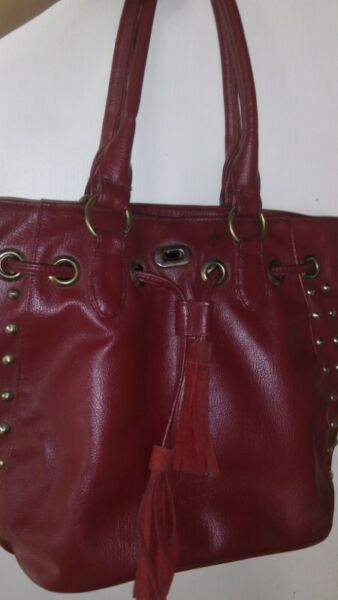 Cartera bordo con tachas.