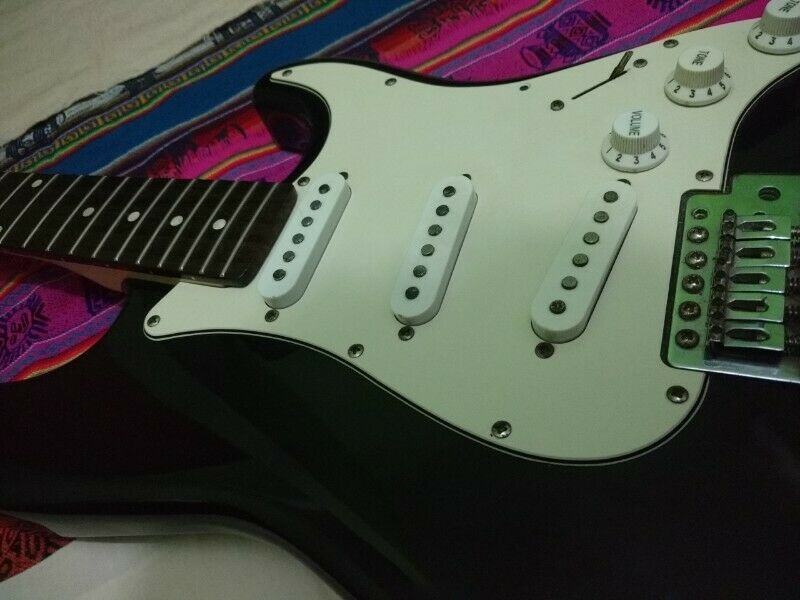 Guitarra Stratocaster para arreglo y Amplificador Hartke G10