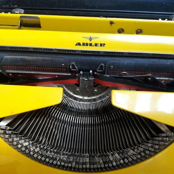 Maquina de escribir marca Adler Modelo Tippa S Amarilla