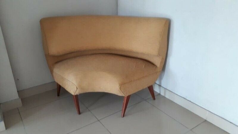 VENDO UN SILLON ESQUINERO DE 2 CUERPOS, TAPIZADO EN JACQUARD