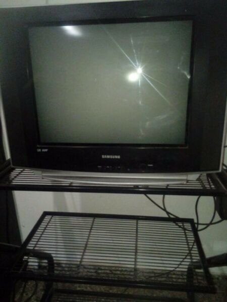 Vendo Tv plana 20' SAMSUNG con mesita.