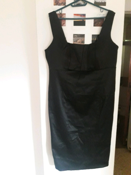 Vestido negro de gala.