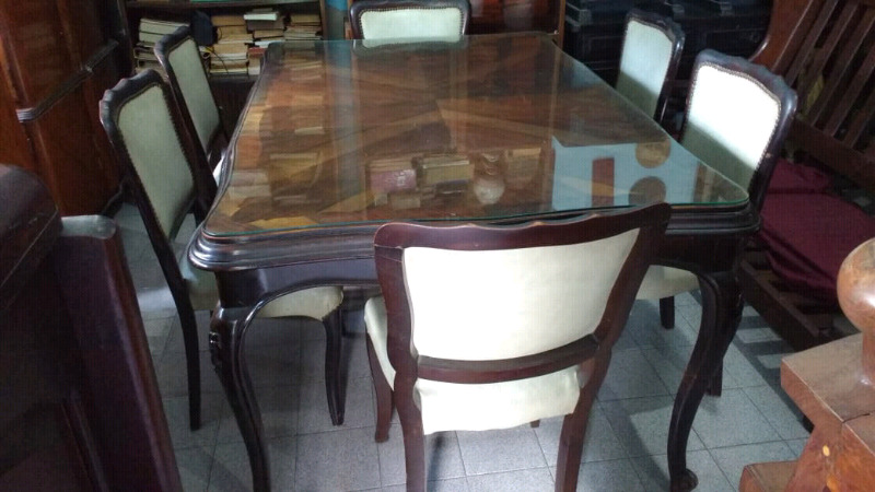 Antigua mesa y sillas estilo Luis 15
