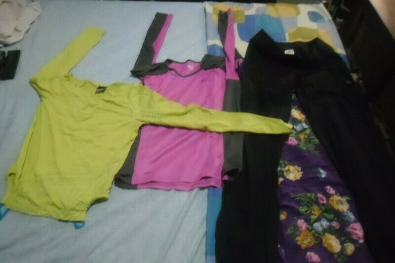 VENDO LOTE DE 2 REMERAS Y UN PANTALÓN DE MARCA