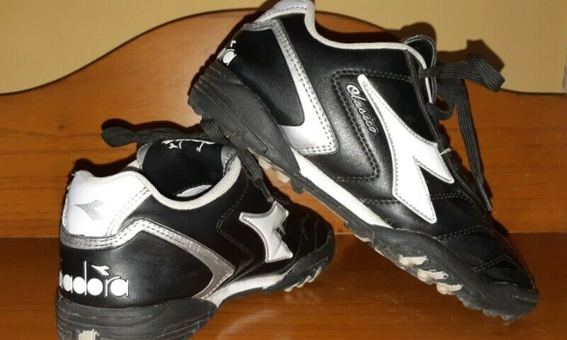 Vendo botines de futbol niño diadora