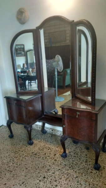 Antiguo tocador de roble con espejo tríptico bicelado