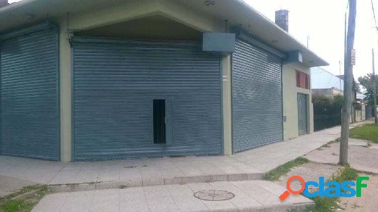 PROPIEDAD EN ESQUINA. 2 LOCALES MAS VIVIENDA