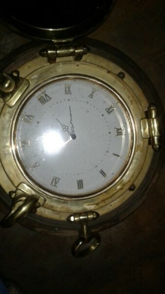 Reloj ojo de buey de bronce