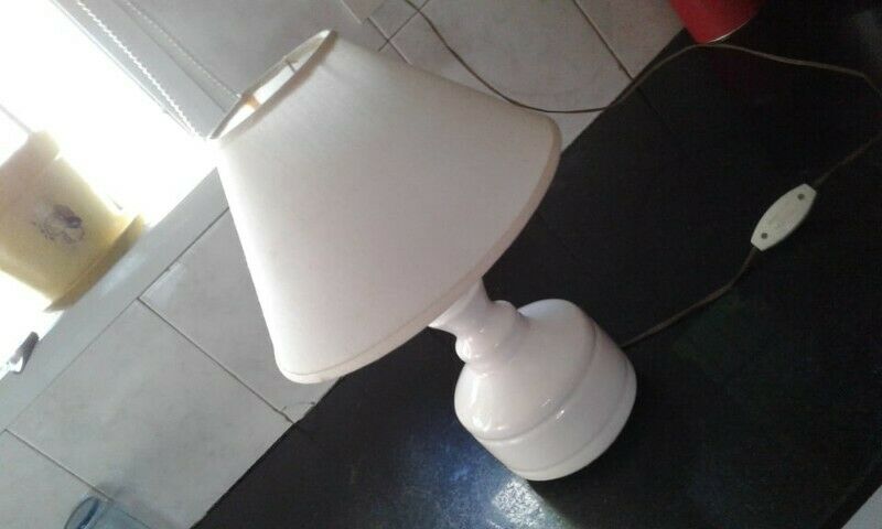 VENDO LAMPARA DE MESA, DE CERAMICA CON TULIPA, FUNCIONANDO,