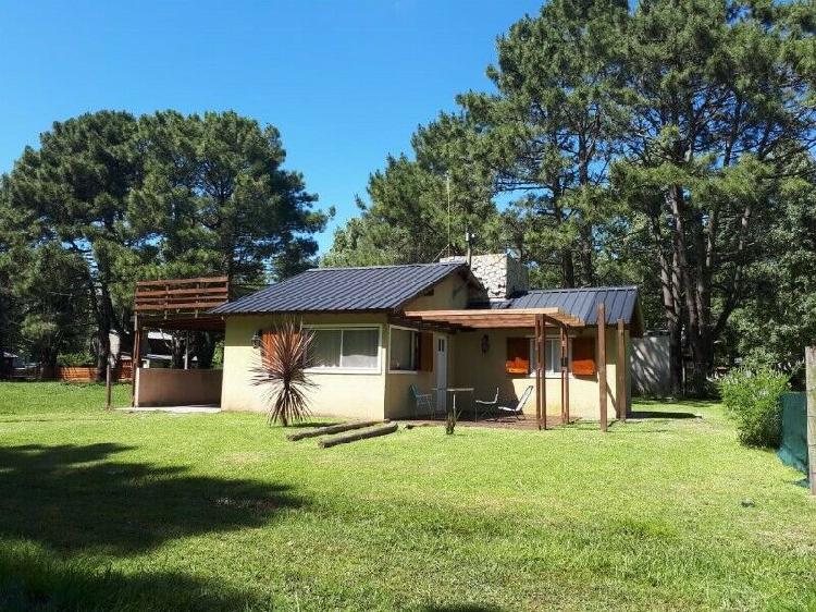 Casa para 4-5 personas, en zona arbolada, muy tranquila con