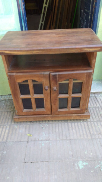 Liquido mesa para TV de algarrobo con ruedas