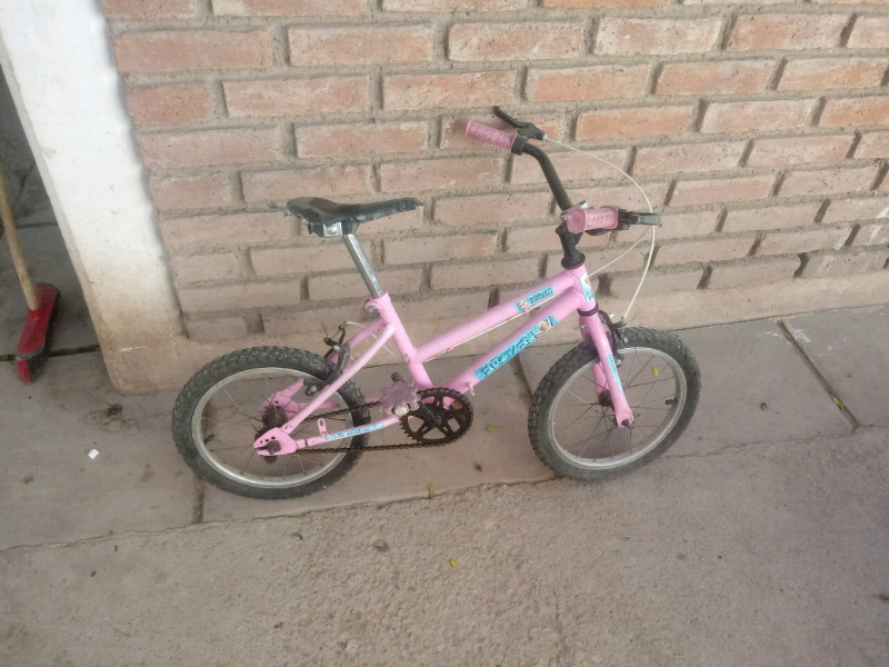 Bici de nena hay q cambiarle el asiento nada mas muy bonita