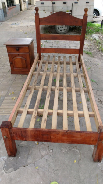 Cama de una plaza y mesa de luz de algarrobo