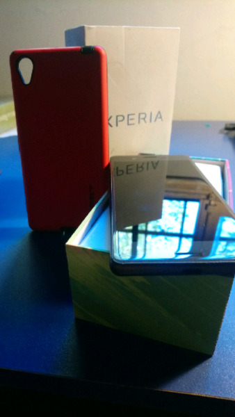 Smartphone libre Sony Xperia X. Con funda de alto impacto