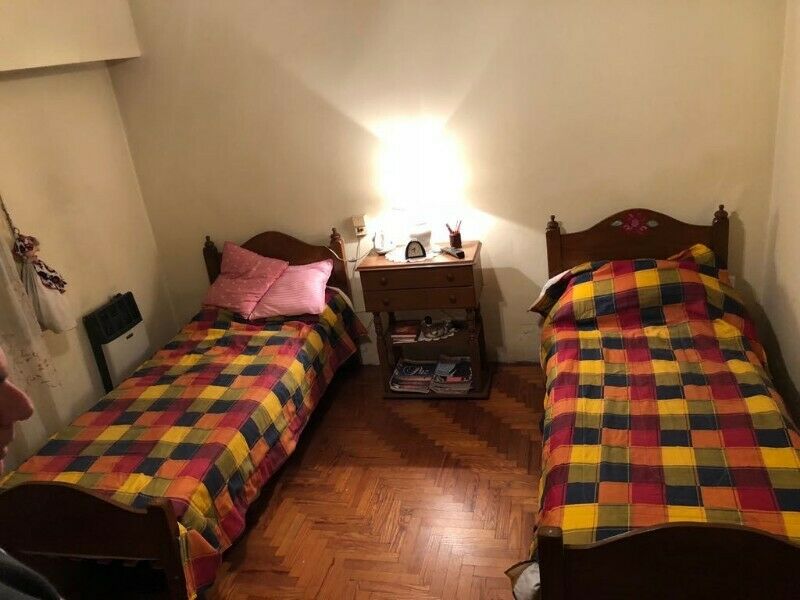 "2 camas de 1 plaza y mesa de estilo"