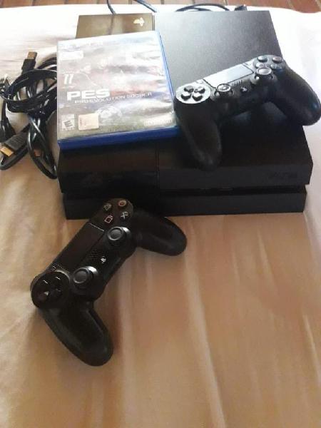 vendo play 4 con dos mandos y un juego