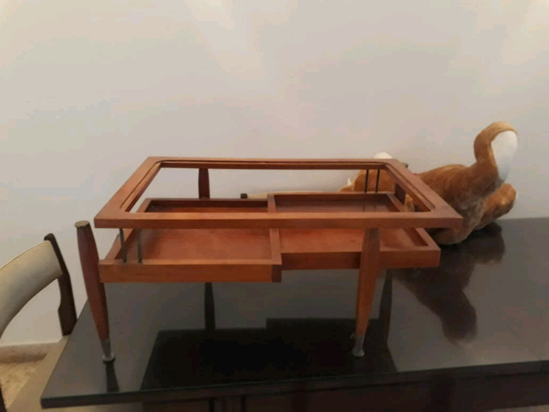 Mesa de living. Cama de algarrobo. Silla mecedora