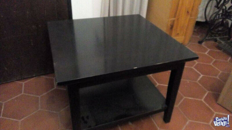 REMATO: mesa ratona, execeltente madera, pesada.