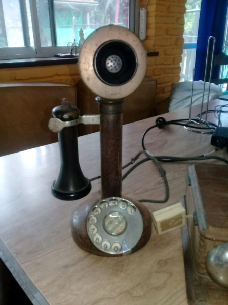 Teléfono antiguo Candelero