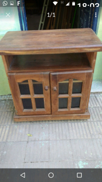 Liquido mesa antigua para TV de algarrobo con ruedas