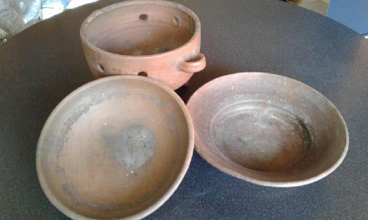 VENDO ANTIGUA OLLA/CALDERO CON TAPA Y PLATO DE BARRO