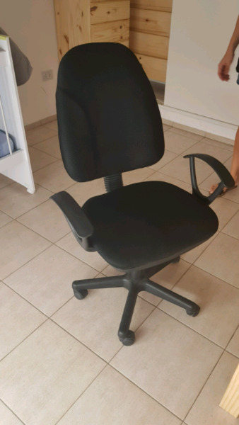 Vendo silla de escritorio con ruedas.