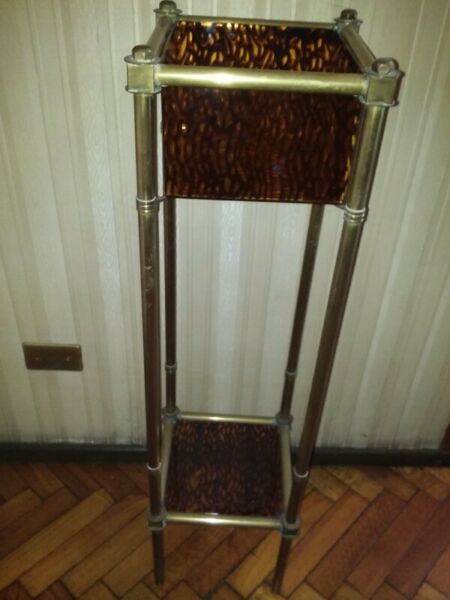 Esquinero con portamacetas de interior