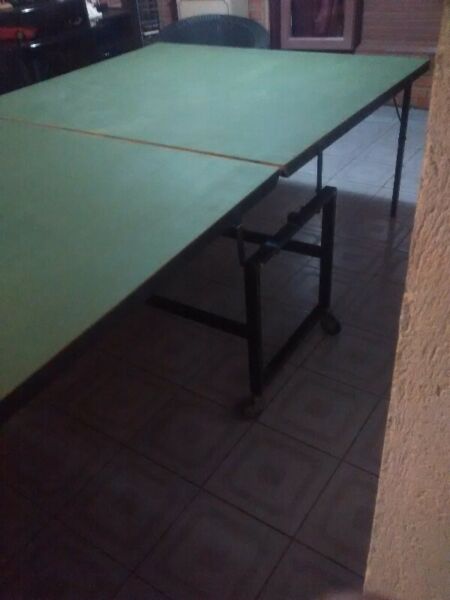 Mesa ping Pong profesional usada sin detalles rebatible