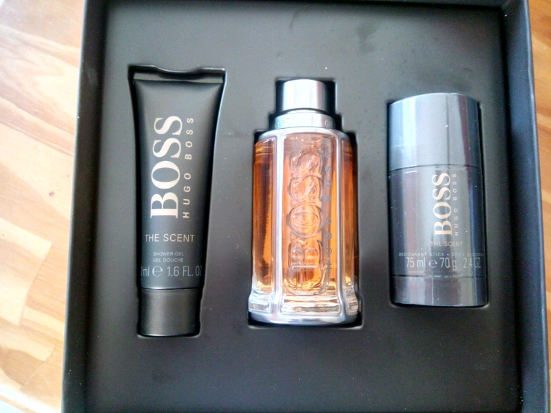 Perfume Hugo Boss en estuche 100ml con todos sus accesorios.