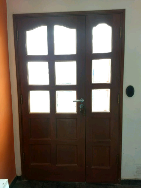 Puerta y Lucera de madera con vidrios esmerilados
