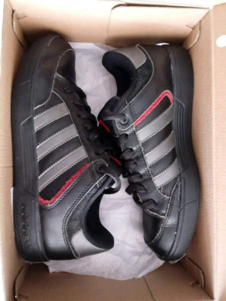 Vendo Adidas de cuero