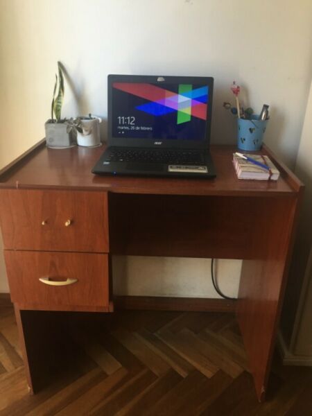 Cómodo y pequeño escritorio