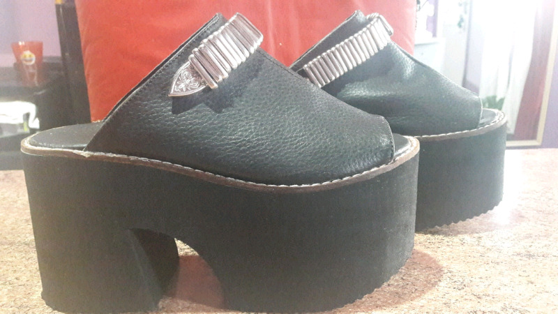 Sandalias cuero y tachas N°36