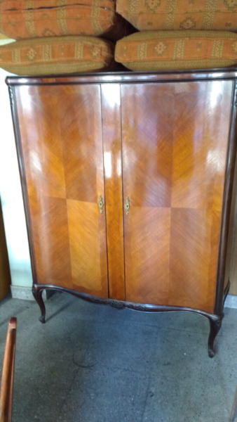 Antiguo mueble de estilo en madera de cedro