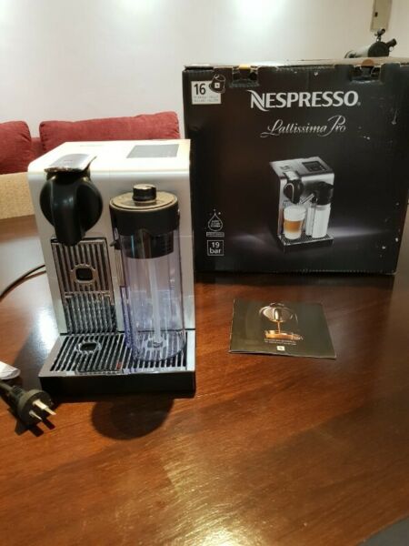 Cafetera Nespresso Lattissima Pro como nueva