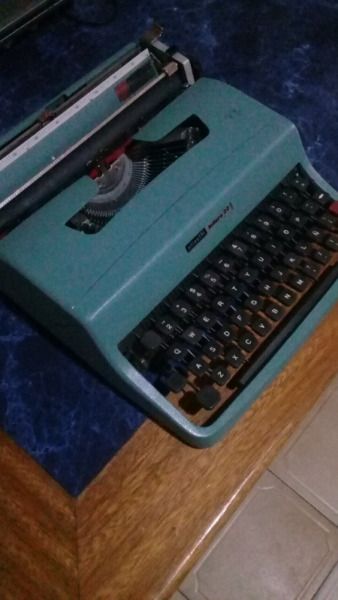 Maquina de escribir olivetti 32