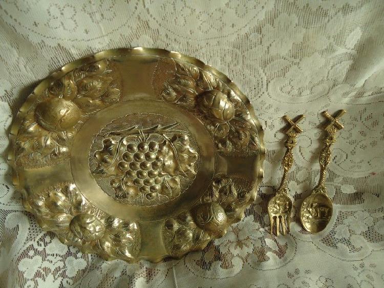 Plato de bronce y juego de cucharita y tenedor, todo $ 500