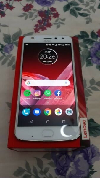 Vendo O Permuto Moto Z2 Play Libre De Fábrica 64gb/4gb.