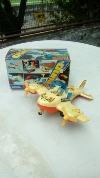Avion antiguo 28 cm de largo a pilas.
