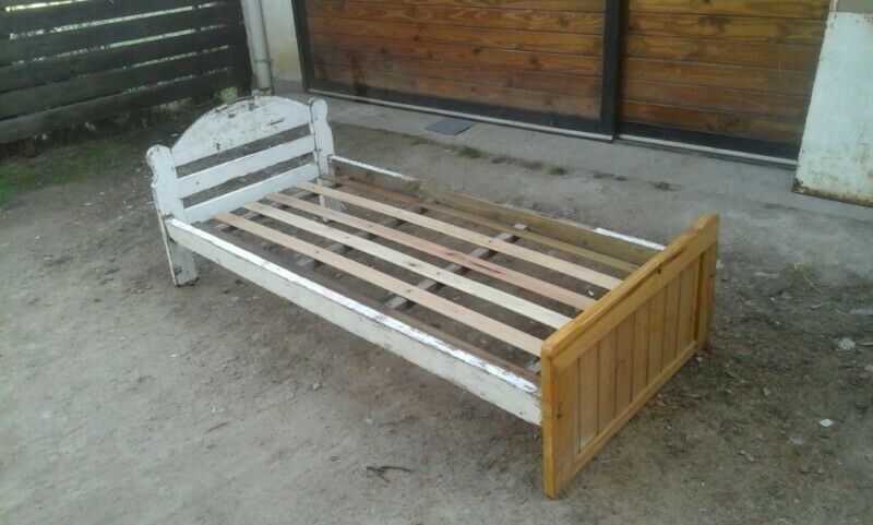 Cama en madera de pino - de una plaza - 80 cm x 190 cm.