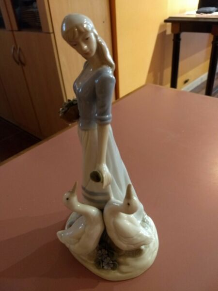 EXCELENTE PORCELANA IMITACION LLADRO “ LA MUJER DE LOS